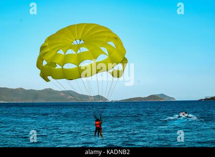 Parasail Landung, Inseln in der Bucht von Nha Trang, Vietnam Stockfoto