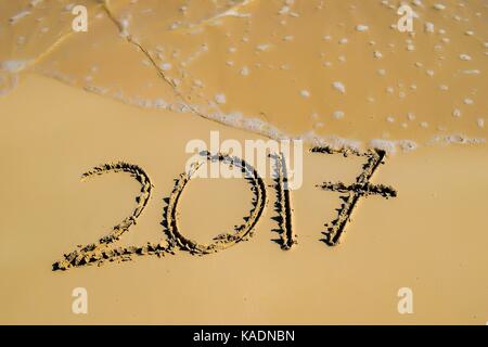 2017 in Sand am tropischen Strand geschrieben Stockfoto