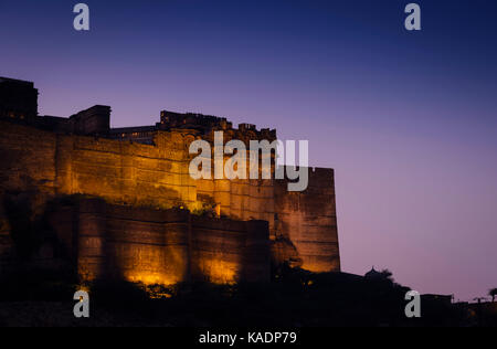 JODHPUR, INDIEN - ca. November 2016: Panoramablick auf Mehrangarh Fort in der Nacht in Jodhpur Stockfoto