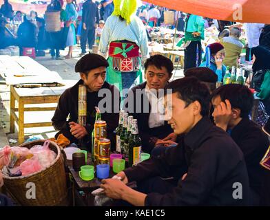 HA GIANG, VIETNAM - November 08, 2015: ein Tourist und ein dorfbewohner sind dringking zusammen. Diese Aktion bringt freundlichen Empfindungen der Ureinwohner in Nord Stockfoto