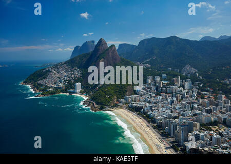 Ipanema Beach, Morro Dois Irmãos, und Vidigal Favela (links), Rio de Janeiro, Brasilien, Südamerika - Luftaufnahme Stockfoto