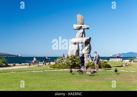 Inukshuk Denkmal an der English Bay, Vancouver, B.C., Kanada (September 2017) Stockfoto