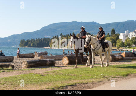 Pferd Polizei (RCMP) in Vancouver English Bay Beach im Sommer. Vancouver, British Columbia, Kanada - 14 September 2017. Stockfoto