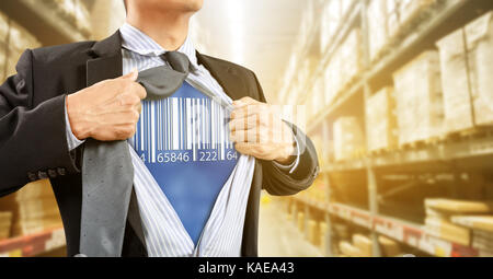 Geschäftsmann mit Barcodeleser in Lager, Logistik Stockfoto