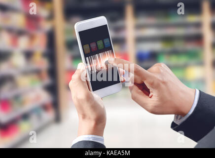 Geschäftsmann touch Barcode auf dem mobilen Gerät, Lager und Logistik Stockfoto