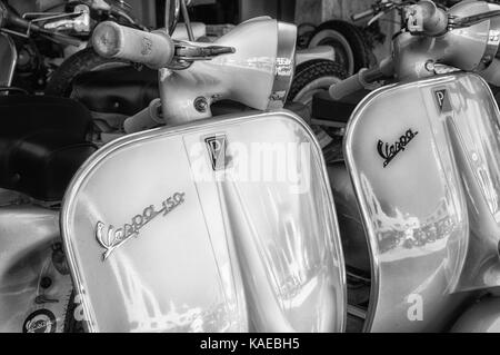 Porto Cervo, Italien - 29. Juni 2016: Piaggio Vespa und lambrettavintage Sprint motor scooter Motorrad Motorrad Stockfoto