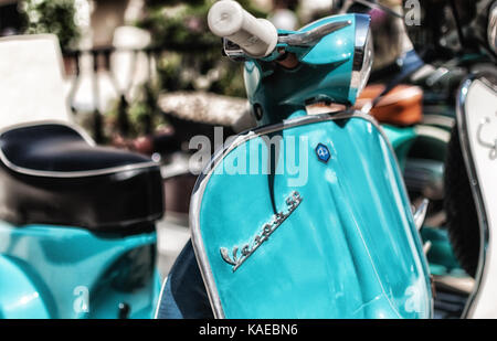 Porto Cervo, Italien - 29. Juni 2016: Piaggio Vespa und lambrettavintage Sprint motor scooter Motorrad Motorrad Stockfoto