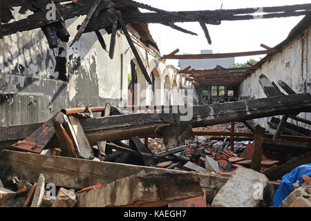 Verbrannte Holz- struktur in der Fabrik nach der Brandkatastrophe Stockfoto