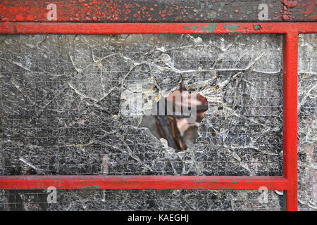 Loch in der ESG-Sicherheitsglas Stockfoto