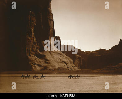 Navajo Riders in Canyon de Chelly, 1904, von Edward S. Curtis. Stockfoto