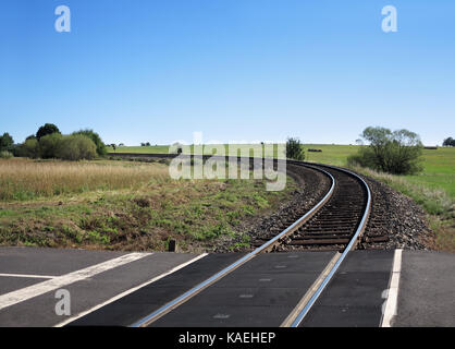 Leere Spur führt zu den Horizont mit blauer Himmel Stockfoto