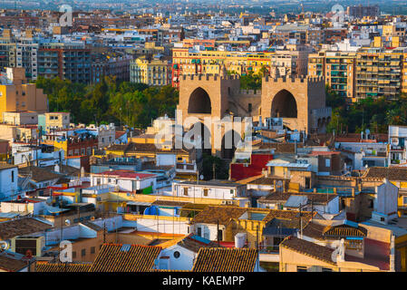 Stadt Valencia, Luftaufnahme von Valencia zeigt die Dächer der Barrio del Carmen Altstadt und der mittelalterlichen Torres Serranos City Gate. Stockfoto