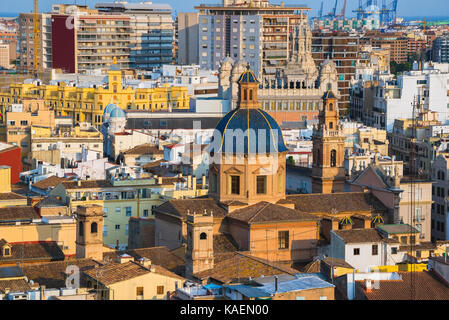 Valencia Spanien Stadt, Luftaufnahme des Barrio del Carmen Altstadt von Valencia, die große Kuppel der Kirche von Saint Thomas (Santo Tomas). Stockfoto