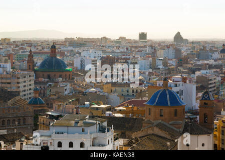 Valencia Spanien Stadtblick, Luftaufnahme des Stadtzentrum von Valencia, die Dächer und Blau gefliesten Kirche Kuppeln der Altstadt, Spanien. Stockfoto