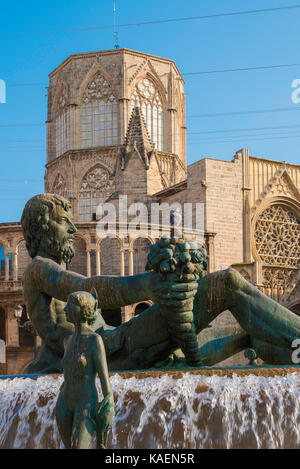 Valencia Turia Brunnen, Statue von Neptun am Turia Brunnen in der Plaza de la Virgen mit der Kathedrale Laterne Turm im Hintergrund, Spanien. Stockfoto