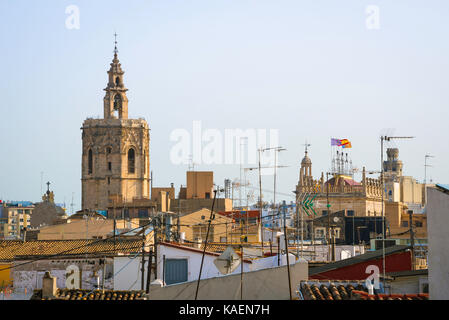 Valencia Spanien Stadt, Blick auf die Skyline der Altstadt Barrio del Carmen in Valencia mit der Kathedrale Miguelete Turm auf der linken Seite, Spanien. Stockfoto