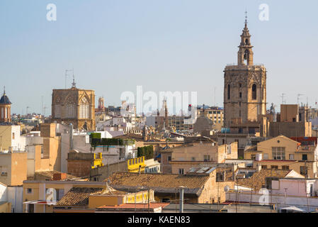 Valencia Spanien Stadt, Blick über die Dächer der Altstadt Barrio del Carmen, in der Stadt Valencia mit der Türme der Kathedrale am Horizont sichtbar. Stockfoto