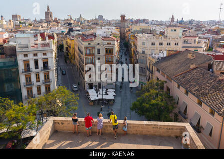 Valencia Stadt, Blick auf Touristen Blick auf die Altstadt von Valencia von den Wällen des mittelalterlichen Torres Serranos Stadttor, Spanien Stockfoto