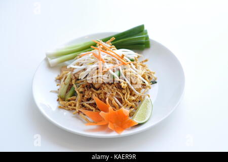 Knusprige Hähnchen Pad Thai. Reis Nudeln rühren - gebraten mit Ei, Frühlingszwiebeln, Sojasprossen und gemahlenen Erdnüssen gekrönt mit knusprigen Hähnchen. Stockfoto