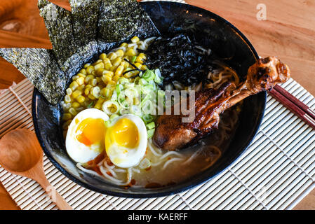 Huhn Miso Ramen, Geschmack verpackt mit einem Blended miso einfügen. Mit gebutterten Mais und Huhn drumstick gekrönt. Stockfoto