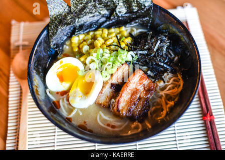 Chashu Schweinefleisch Miso Ramen, Geschmack verpackt mit einem Blended miso einfügen. Mit gebutterten Mais gekrönt und geschmorten Schweinebauch. Stockfoto