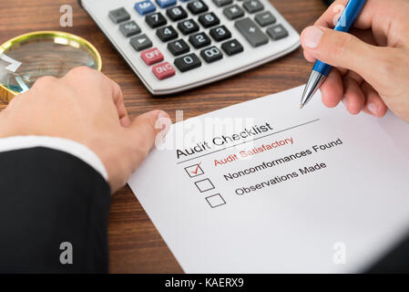 Nahaufnahme von einer Person Hand Befüllen Audit Checkliste Stockfoto