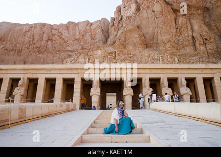 Das Mädchen sitzt in der Nähe der Tempel in Luxor, Ägypten Stockfoto