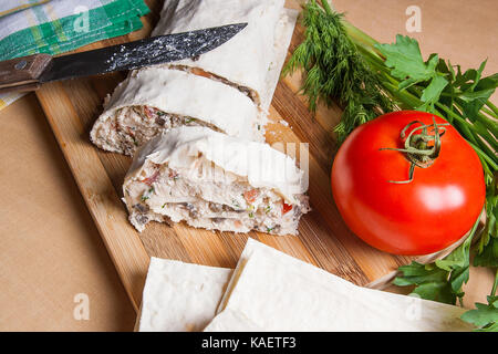 Stücke geschnittenen dünn armenische Fladenbrot oder Lavash gewickelt, Tomaten, Käse oder Quark, Hühnerfleisch, Tomaten und Kräuter - Dill, Zwiebel, Petersilie Stockfoto