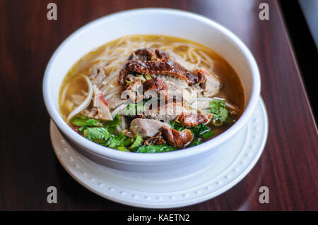 Ente Nudelsuppe, dünne Reis oder ei Nudeln mit Sojasprossen, grüne Zwiebeln und Koriander in der Brühe. Stockfoto