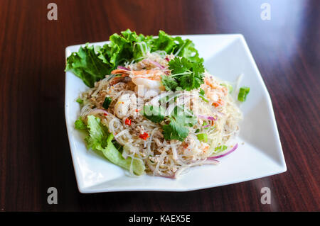 Yum Woonsen Glas Nudelsalat, Glasnudeln Salat auf einem Bett von Salat mit Huhn und Garnelen serviert. Stockfoto