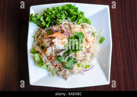 Yum Woonsen Glas Nudelsalat, Glasnudeln Salat auf einem Bett von Salat mit Huhn und Garnelen serviert. Stockfoto