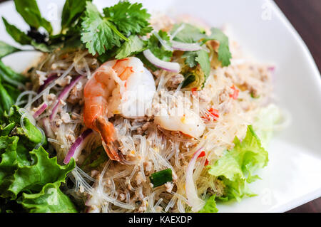 Yum Woonsen Glas Nudelsalat, Glasnudeln Salat auf einem Bett von Salat mit Huhn und Garnelen serviert. Stockfoto