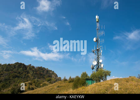 Repeater ethernet Antennen auf den Hügeln. Stockfoto