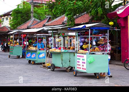 Lokale vietnamesische Frauen Straßenhändler in Hoi An Stockfoto