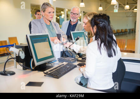 Seriöse Geschäftsfrau, Reisepass für das Personal am Flughafen Stockfoto