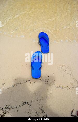 Sommer Urlaub Konzept--Flipflops auf einem sandigen Strand Stockfoto