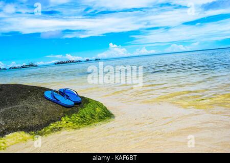 Sommer Urlaub Konzept--Flipflops auf einem sandigen Strand Stockfoto