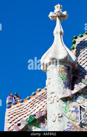 Besucher bewundern die Kunst Nouveau Dachterrasse von Gaudís Casa Batlló, Barcelona, Katalonien, Spanien. Stockfoto