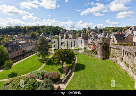 Ansicht von Schloss, Park und das Dorf von Fougères, Britttany, Frankreich Stockfoto