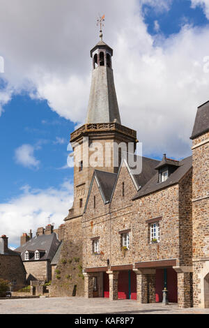 Le Beffroi, der Glockenturm aus dem 14. Jahrhundert in Fougères, Bretagne Stockfoto