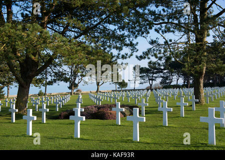 Colleville-sur-Mer (Normandie, Frankreich): Kreuze der amerikanischen Weltkrieg II Friedhof überhängenden Omaha Beach, einem der fünf Landung ar Stockfoto