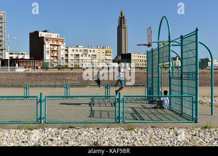 Le Havre (Normandie Region, North Western Frankreich): Basketballplatz und Gebäude entlang der Uferpromenade. Turm der St. Joseph Kirche. Gebäude Desig Stockfoto