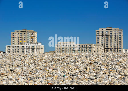 Le Havre (Normandie Region, North Western Frankreich): Pebble Beach und Gebäude entlang der Uferpromenade. Gebäude von dem Architekten Auguste Perret entworfen: Die Stockfoto