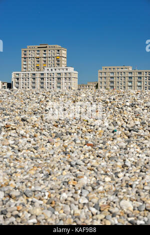 Le Havre (Normandie Region, North Western Frankreich): Pebble Beach und Gebäude entlang der Uferpromenade. Gebäude von dem Architekten Auguste Perret entworfen: Die Stockfoto