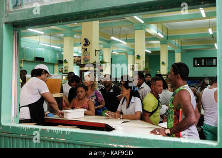 Einheimische warten in einem lokalen Essen Niederlassung in Centro Habana in Havanna, Kuba, um bedient zu werden. Stockfoto