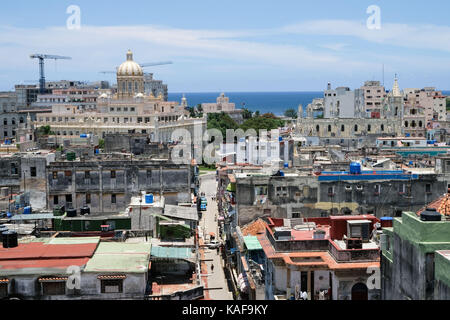 Der Blick über die Dächer von Centro Habana und Habana Vieja in Havanna, Kuba. Stockfoto