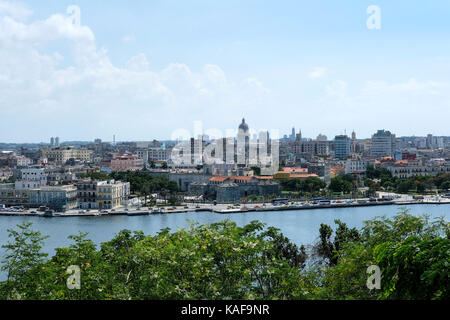 Der Blick auf die Innenstadt von Havanna von La Cabaña Hügel im Viertel von Casablanca in Kuba. Stockfoto