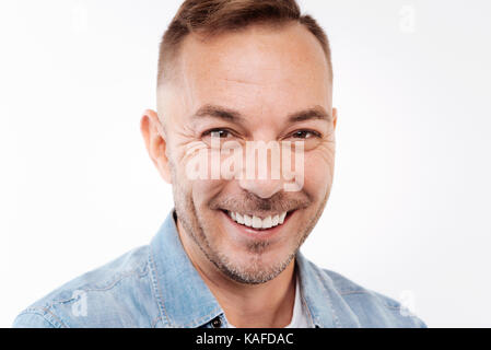 Der glückliche junge Mann lächelnd Stockfoto