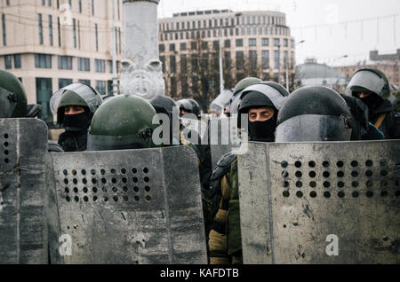 Minsk, Weißrussland - März 25, 2017 - spezielle Polizeieinheit mit Schutzvorrichtungen gegen Demonstranten. Belarussische Menschen beteiligen sich an den Protesten gegen das Dekret Stockfoto