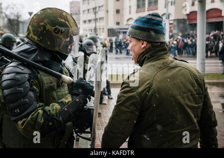 Minsk, Weißrussland - März 25, 2017 - spezielle Polizeieinheit mit Schutzvorrichtungen gegen Demonstranten. Belarussische Menschen beteiligen sich an den Protesten gegen das Dekret Stockfoto